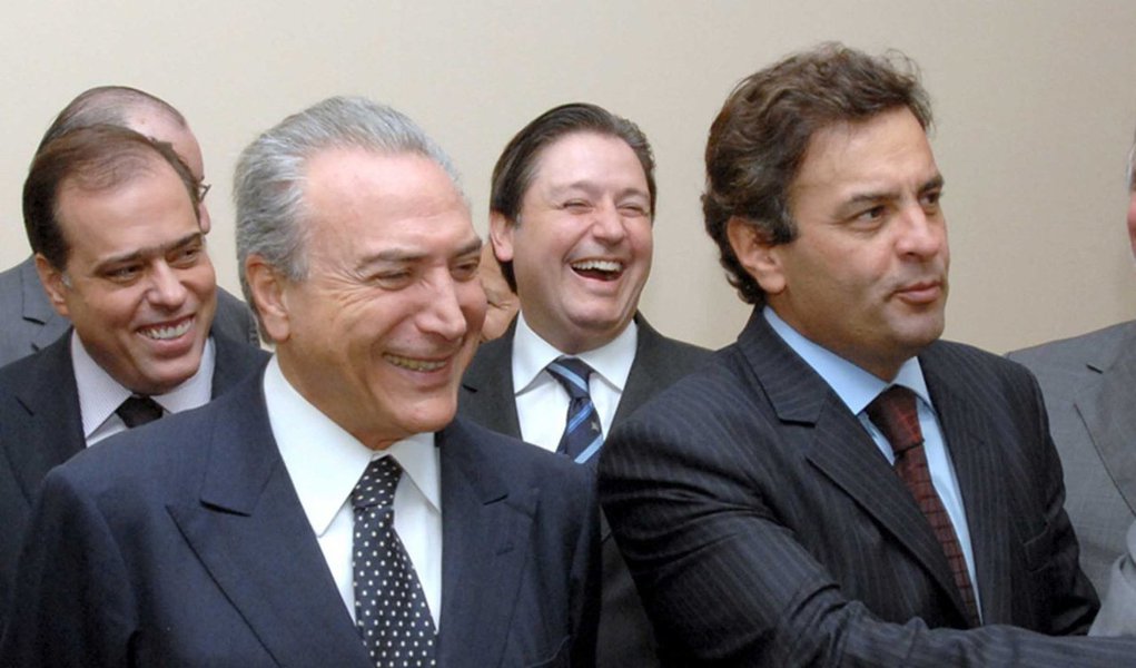Possível sucessor de Dilma Rousseff em caso de impeachment, Michel Temer segue com reprovação em alta, segundo pesquisa Ipsos, de 62%; para o presidente da Ipsos no Brasil, Alexandre de Saint-Léon, os resultados mostram que o pemedebista também pode ter problemas de popularidade e, logo, de governabilidade, como Dilma; o golpismo da oposição também deve impactar nos votos de Aécio Neves; desaprovação subiu oito pontos, de 51% para 59%; "O comportamento dele está sendo interpretado como mais oportunista do que o de Marina", diz Saint-Léon; patamar de reprovação é o mesmo dos tucanos Geraldo Alckmin e José Serra (Foto: Roberta Namour) Possível sucessor de Dilma Rousseff em caso de impeachment, Michel Temer segue com reprovação em alta, segundo pesquisa Ipsos, de 62%; para o presidente da Ipsos no Brasil, Alexandre de Saint-Léon, os resultados mostram que o pemedebista também pode ter problemas de popularidade e, logo, de governabilidade, como Dilma; o golpismo da oposição também deve impactar nos votos de Aécio Neves; desaprovação subiu oito pontos, de 51% para 59%; "O comportamento dele está sendo interpretado como mais oportunista do que o de Marina", diz Saint-Léon; patamar de reprovação é o mesmo dos tucanos Geraldo Alckmin e José Serra