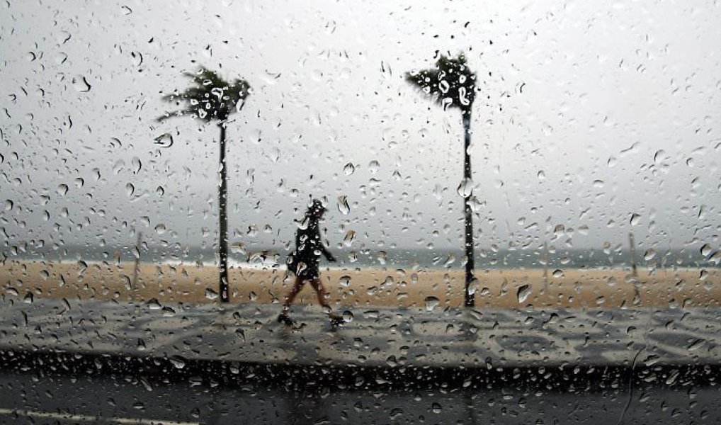 Depois de um domingo (22) abafado e de calor, o Rio de Janeiro sofreu com pancadas de chuva entre a madrugada e a manhã desta segunda (23), que ocasionaram diversos bolsões d’água, além de deixar a cidade em estágio de atenção, que é o segundo nível em uma escala de três e significa a possibilidade de chuva moderada, ocasionalmente forte nas próximas horas; de acordo com o Centro de Operações Rio (COR), a chuva foi provocada pelo deslocamento de áreas de instabilidades vindas do litoral sul, que geraram núcleos de chuva para a cidade (Foto: Leonardo Lucena) Depois de um domingo (22) abafado e de calor, o Rio de Janeiro sofreu com pancadas de chuva entre a madrugada e a manhã desta segunda (23), que ocasionaram diversos bolsões d’água, além de deixar a cidade em estágio de atenção, que é o segundo nível em uma escala de três e significa a possibilidade de chuva moderada, ocasionalmente forte nas próximas horas; de acordo com o Centro de Operações Rio (COR), a chuva foi provocada pelo deslocamento de áreas de instabilidades vindas do litoral sul, que geraram núcleos de chuva para a cidade
