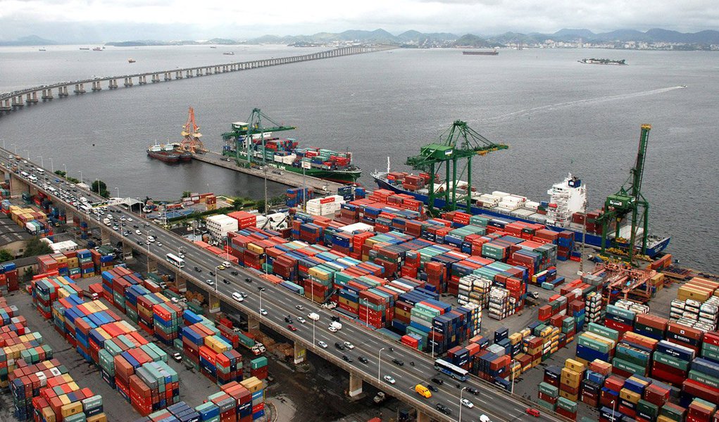 Balança comercial brasileira registrou superávit de US$ 1,197 bilhão em novembro, divulgou o Ministério do Desenvolvimento, Indústria e Comércio Exterior nesta terça-feira, 1º; segundo os números, as importações foram US$ 12,6 bilhões e as exportações somaram US$ 13,8 bilhões no mês (Foto: Aquiles Lins) Balança comercial brasileira registrou superávit de US$ 1,197 bilhão em novembro, divulgou o Ministério do Desenvolvimento, Indústria e Comércio Exterior nesta terça-feira, 1º; segundo os números, as importações foram US$ 12,6 bilhões e as exportações somaram US$ 13,8 bilhões no mês