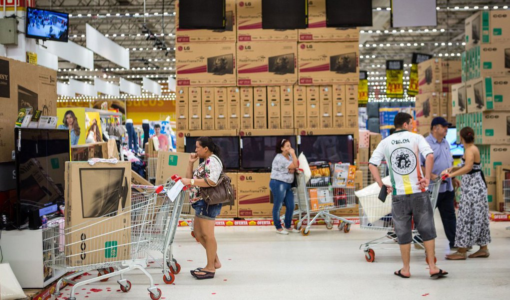 Confiança do consumidor brasileiro subiu 1,3% em novembro na comparação com o mês anterior, segundo pesquisa realizada pela Fundação Getulio Vargas (FGV); elevaçõa interrompeu informou um ciclo de seis quedas consecutivas; Índice de Confiança do Consumidor (ICC) atingiu 76,7 pontos em novembro, contra 75,7 pontos em outubro (Foto: Paulo Emílio) Confiança do consumidor brasileiro subiu 1,3% em novembro na comparação com o mês anterior, segundo pesquisa realizada pela Fundação Getulio Vargas (FGV); elevaçõa interrompeu informou um ciclo de seis quedas consecutivas; Índice de Confiança do Consumidor (ICC) atingiu 76,7 pontos em novembro, contra 75,7 pontos em outubro