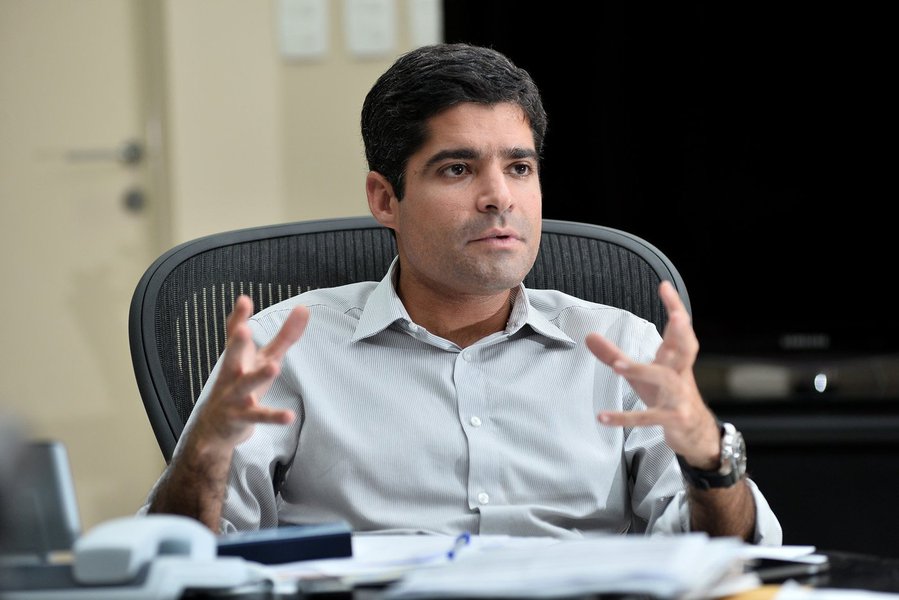Apesar de destacar equilíbrio financeiro de sua gestão, o prefeito ACM Neto voltou a fazer previsões desanimadoras para 2016, em entrevista coletiva nesta terça-feira; "Teremos uma série de determinações de contenção de despesa pública, com uma série de recomendações para a administração geral, pois como o cenário para 2016, além de incerto, ele sugere um momento difícil e até de aprofundamento da crise. Então canja de galinha não faz mal a ninguém. Faremos uma economia rigorosa", prometeu ACM (Foto: Romulo Faro) Apesar de destacar equilíbrio financeiro de sua gestão, o prefeito ACM Neto voltou a fazer previsões desanimadoras para 2016, em entrevista coletiva nesta terça-feira; "Teremos uma série de determinações de contenção de despesa pública, com uma série de recomendações para a administração geral, pois como o cenário para 2016, além de incerto, ele sugere um momento difícil e até de aprofundamento da crise. Então canja de galinha não faz mal a ninguém. Faremos uma economia rigorosa", prometeu ACM
