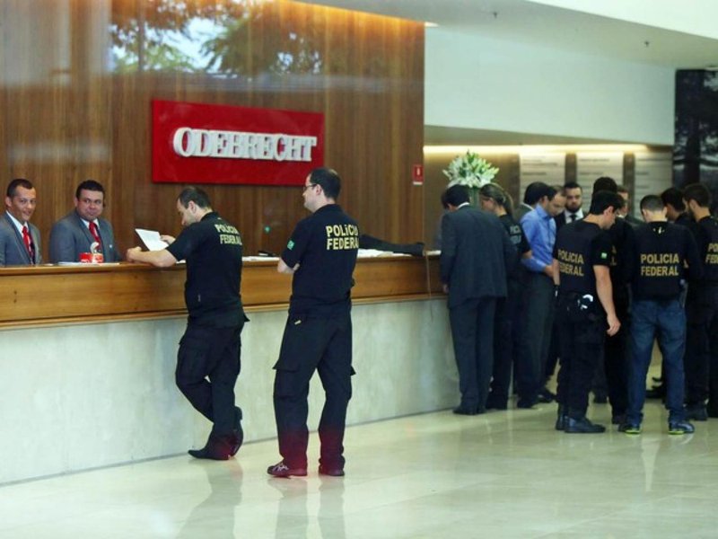 Pelo menos 19 baianos estão na lista de mais de 200 políticos que podem ter recebido doações ilegais (ou caixa 2) da Odebrecht em campanhas eleitorais de 2012 e 2014; o documento foi apreendido pela Polícia Federal na sede da empresa em Salvador em decorrência da Operação Acarajé - desdobramento da Lava Jato; até então, os que se pronunciaram negam irregularidades; leia seus argumentos (Foto: Romulo Faro) Pelo menos 19 baianos estão na lista de mais de 200 políticos que podem ter recebido doações ilegais (ou caixa 2) da Odebrecht em campanhas eleitorais de 2012 e 2014; o documento foi apreendido pela Polícia Federal na sede da empresa em Salvador em decorrência da Operação Acarajé - desdobramento da Lava Jato; até então, os que se pronunciaram negam irregularidades; leia seus argumentos