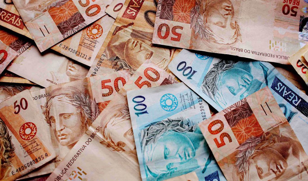 Segundo números divulgados nesta segunda-feira 25 pelo Tesouro Nacional, a alta registrada em 2015 é recorde, com o maior patamar desde o início da série histórica, iniciada em 2004; para 2016, a previsão é que a marca da dívida pública ultrapasse R$ 3 trilhões; segundo o Plano Anual de Financiamento (PAF) da dívida pública, o endividamento poderá encerrar este ano entre R$ 3,1 trilhões e R$ 3,3 trilhões (Foto: Gisele Federicce) Segundo números divulgados nesta segunda-feira 25 pelo Tesouro Nacional, a alta registrada em 2015 é recorde, com o maior patamar desde o início da série histórica, iniciada em 2004; para 2016, a previsão é que a marca da dívida pública ultrapasse R$ 3 trilhões; segundo o Plano Anual de Financiamento (PAF) da dívida pública, o endividamento poderá encerrar este ano entre R$ 3,1 trilhões e R$ 3,3 trilhões