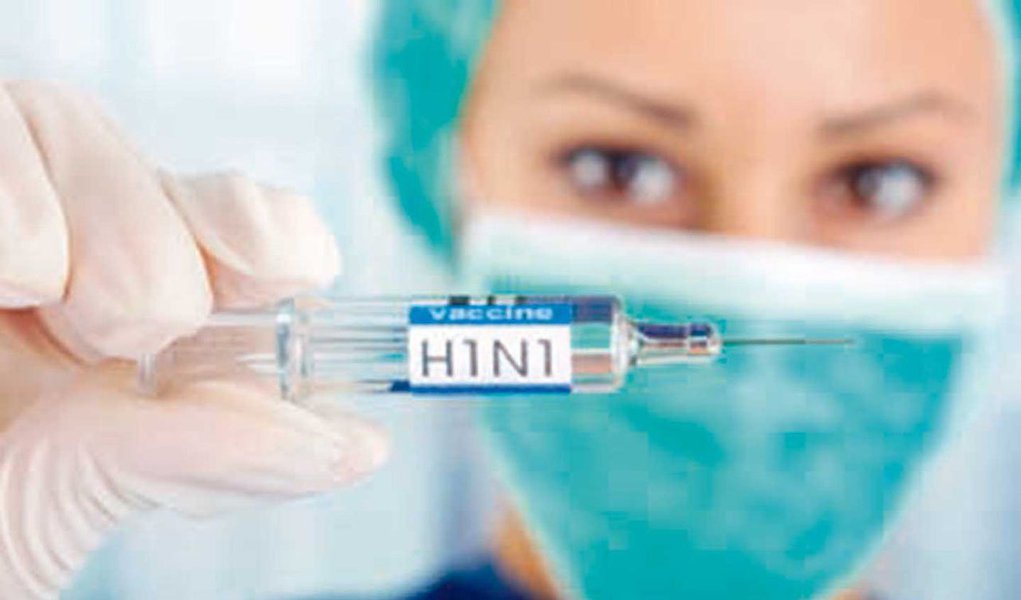 Campanha Nacional de Vacinação contra a H1N1 teve neste sábado (30), no Estado do Rio de Janeiro, seu dia D de mobilização, como acontece em todo o país; aumento dos casos da gripe no sul do país e em São Paulo motivou a Secretaria Estadual de Saúde do Rio a antecipar o início da vacinação; em todo o Estado, cerca de 3 mil postos de saúde, nos 92 municípios, disponibilizam a vacina. No município do Rio, são cerca de 450 postos, entre fixos e itinerantes, que funcionaram das 8h às 17h (Foto: Realle Palazzo-Martini) Campanha Nacional de Vacinação contra a H1N1 teve neste sábado (30), no Estado do Rio de Janeiro, seu dia D de mobilização, como acontece em todo o país; aumento dos casos da gripe no sul do país e em São Paulo motivou a Secretaria Estadual de Saúde do Rio a antecipar o início da vacinação; em todo o Estado, cerca de 3 mil postos de saúde, nos 92 municípios, disponibilizam a vacina. No município do Rio, são cerca de 450 postos, entre fixos e itinerantes, que funcionaram das 8h às 17h