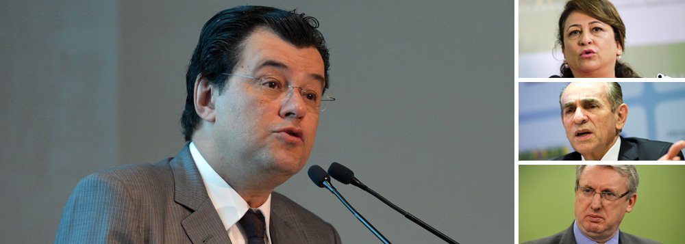Numa tentativa de manter o PMDB na base do governo da presidente Dilma Rousseff, os ministros peemedebistas devem se reunir nesta terça-feira, 22, para um almoço, em que avaliam a formatação de um pacto pela permanência no governo Dilma; informação é do colunista Lauro Jardim; devem estar presentes os ministros Marcelo Castro (Saúde), Kátia Abreu (Agricultura), Celso Pansera (Ciência e Tecnologia), Eduardo Braga (Minas e Energia), Henrique Alves (Turismo), Helder Barbalho (Portos) e Mauro Lopes (Aviação Civil) (Foto: Aquiles Lins) Numa tentativa de manter o PMDB na base do governo da presidente Dilma Rousseff, os ministros peemedebistas devem se reunir nesta terça-feira, 22, para um almoço, em que avaliam a formatação de um pacto pela permanência no governo Dilma; informação é do colunista Lauro Jardim; devem estar presentes os ministros Marcelo Castro (Saúde), Kátia Abreu (Agricultura), Celso Pansera (Ciência e Tecnologia), Eduardo Braga (Minas e Energia), Henrique Alves (Turismo), Helder Barbalho (Portos) e Mauro Lopes (Aviação Civil)