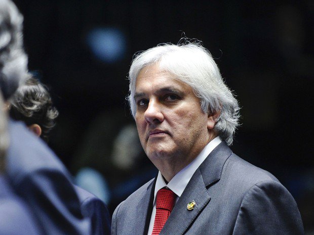 É compreensível que boa parte da base mais à esquerda e mais programática não goste de Delcídio. E que não o considere assim tão petista. E muito mais um oportunista. Mas entre achar isso e ter coragem de sair dizendo isso por aí para se defender das malandragens que ele fez, aí já é demais (Foto: Renato Rovai) É compreensível que boa parte da base mais à esquerda e mais programática não goste de Delcídio. E que não o considere assim tão petista. E muito mais um oportunista. Mas entre achar isso e ter coragem de sair dizendo isso por aí para se defender das malandragens que ele fez, aí já é demais