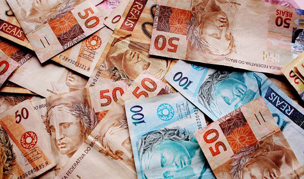 Gastos com juros do setor público atingiram R$ 540 bilhões nos 12 meses até janeiro, o equivalente a 9,1% do PIB – alta de 5,5% em relação ao ano anterior; despesas financeiras foram infladas especialmente pela alta da taxa de juros, o aumento da inflação e a desvalorização do câmbio; na comparação internacional, o Brasil supera a Índia e a África do Sul, que tem despesas mais elevadas, 4;4% d PIB e 3,1%, respectivamente (Foto: Roberta Namour) Gastos com juros do setor público atingiram R$ 540 bilhões nos 12 meses até janeiro, o equivalente a 9,1% do PIB – alta de 5,5% em relação ao ano anterior; despesas financeiras foram infladas especialmente pela alta da taxa de juros, o aumento da inflação e a desvalorização do câmbio; na comparação internacional, o Brasil supera a Índia e a África do Sul, que tem despesas mais elevadas, 4;4% d PIB e 3,1%, respectivamente