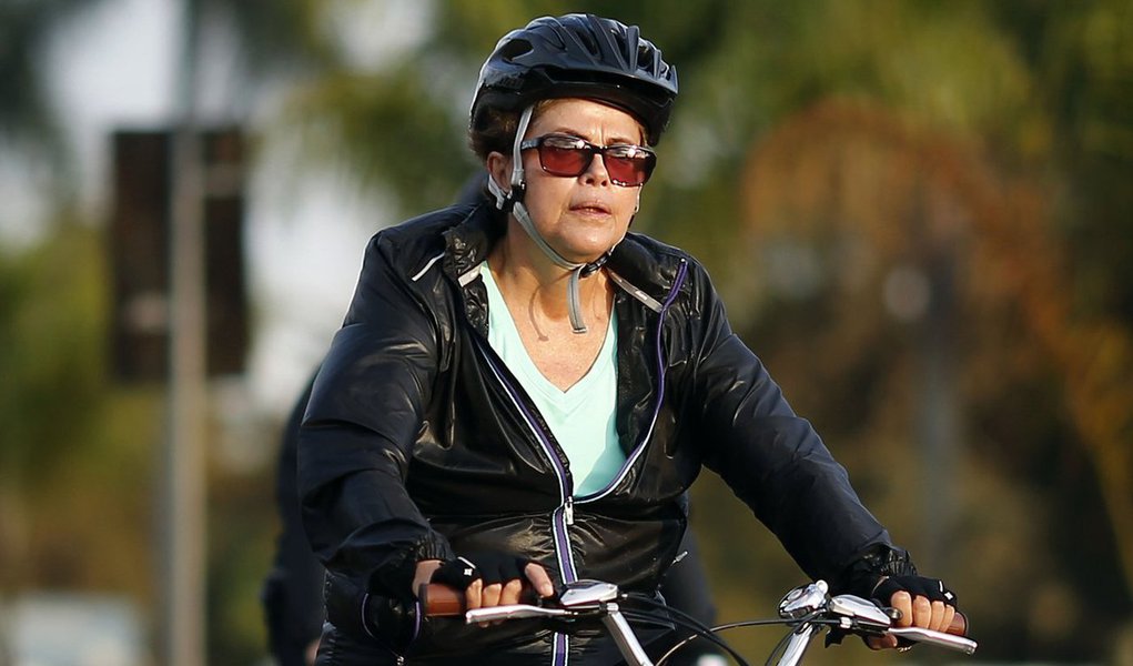 Segundo o colunista Ilimar Franco, a presidente Dilma Rousseff andava de bicicleta na manhã de quinta-feira, numa área de apart-hotéis próxima ao Palácio do Alvorada, quando foi abordada por dois hóspedes, que gritaram: “Renuncia, Dilma! Renuncia, Dilma!”; ela não pestanejou: “Vai esperando, vai” (Foto: Roberta Namour) Segundo o colunista Ilimar Franco, a presidente Dilma Rousseff andava de bicicleta na manhã de quinta-feira, numa área de apart-hotéis próxima ao Palácio do Alvorada, quando foi abordada por dois hóspedes, que gritaram: “Renuncia, Dilma! Renuncia, Dilma!”; ela não pestanejou: “Vai esperando, vai”