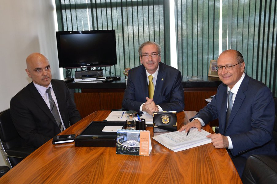 Presidente da Câmara, Eduardo Cunha (PMDB), teria trabalhado junto a Michel Temer no convite ao secretário da Segurança Pública de São Paulo, Alexandre de Moraes, para assumir a Advocacia-Geral da União em um provável governo do vice; antes de assumir a secretaria, em 2014, Moraes defendeu Cunha e conseguiu a absolvição do peemedebista no STF (Supremo Tribunal Federal) em um processo em que era acusado de uso de documento falso (Foto: Roberta Namour) Presidente da Câmara, Eduardo Cunha (PMDB), teria trabalhado junto a Michel Temer no convite ao secretário da Segurança Pública de São Paulo, Alexandre de Moraes, para assumir a Advocacia-Geral da União em um provável governo do vice; antes de assumir a secretaria, em 2014, Moraes defendeu Cunha e conseguiu a absolvição do peemedebista no STF (Supremo Tribunal Federal) em um processo em que era acusado de uso de documento falso