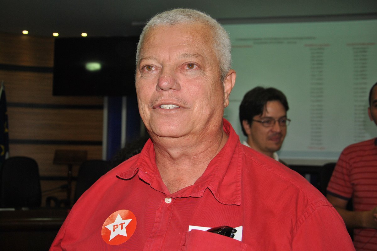 Presidente do PT na Bahia, Everaldo Anunciação, minimiza a saída do PMDB da base do governo no Congresso, e prevê que assim como na Bahia, o partido sofrerá em nível nacional as consequências de uma decisão "equivocada"; "A saída aqui na Bahia levou o PMDB a uma redução na presença política"; Anunciação faz referência ao cenário local, quando, em 2009, o presidente do PMDB baiano, Geddel Vieira Lima, decidiu romper com o então governador Jaques Wagner para lhe desafiar em 2010; resultado foi Wagner reeleito em primeiro turno; Geddel ficou em 3º lugar nas urnas (Foto: Romulo Faro) Presidente do PT na Bahia, Everaldo Anunciação, minimiza a saída do PMDB da base do governo no Congresso, e prevê que assim como na Bahia, o partido sofrerá em nível nacional as consequências de uma decisão "equivocada"; "A saída aqui na Bahia levou o PMDB a uma redução na presença política"; Anunciação faz referência ao cenário local, quando, em 2009, o presidente do PMDB baiano, Geddel Vieira Lima, decidiu romper com o então governador Jaques Wagner para lhe desafiar em 2010; resultado foi Wagner reeleito em primeiro turno; Geddel ficou em 3º lugar nas urnas