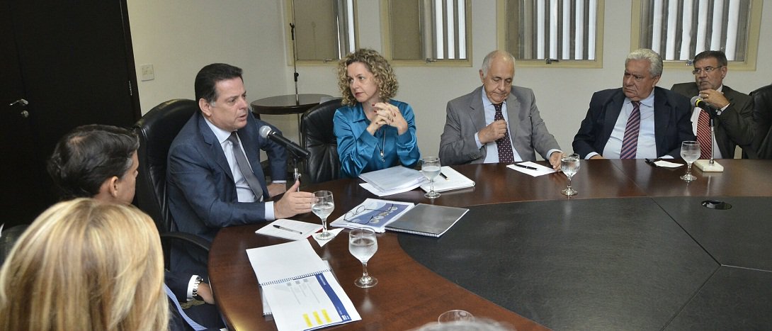 Governador comentou hoje a rejeição de pequenos grupos de estudantes que ocupam escolas estaduais em protesto ao modelo de gestão por Organização Social; "Nós não vamos politizar nem ideologizar um assunto que é muito sério. A preocupação que eu tenho é com a melhoria da qualidade da educação, com os alunos e com os pais. E essa também é a preocupação dos estudantes”; para ele, o mais importante é inovar e buscar formas alternativas de melhorar a educação pública em Goiás; “O que nós queremos é que, na escola pública e de graça, o filho do pobre possa ter um ensino do nível dos filhos dos ricos que estudam nas escolas privadas” (Foto: José Barbacena) Governador comentou hoje a rejeição de pequenos grupos de estudantes que ocupam escolas estaduais em protesto ao modelo de gestão por Organização Social; "Nós não vamos politizar nem ideologizar um assunto que é muito sério. A preocupação que eu tenho é com a melhoria da qualidade da educação, com os alunos e com os pais. E essa também é a preocupação dos estudantes”; para ele, o mais importante é inovar e buscar formas alternativas de melhorar a educação pública em Goiás; “O que nós queremos é que, na escola pública e de graça, o filho do pobre possa ter um ensino do nível dos filhos dos ricos que estudam nas escolas privadas”