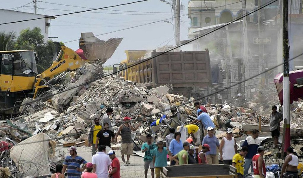 Equipes de resgate no Equador continuam a revirar os escombros em busca de sobreviventes, dois dias após o violento tremor de 7,8 graus na escala Richter que abalou o país, deixando, até agora, 413 mortos e 2.068 feridos, segundos os últimos dados do Governo; Cruz Vermelha espanhola emitiu um apelo de ajuda e estima entre 70 mil e 100 mil pessoas vão precisar de assistência, das quais entre 3 mil e 5 mil precisam de alojamento "com urgência"; De acordo com o ministro dos Negócios Estrangeiros, Guillaume Long, reforços e especialistas da Venezuela, Colômbia, Peru, México, Cuba, Bolívia, Chile, Suíça e Espanha já estão no país para ajudar. (Foto: Paulo Emílio) Equipes de resgate no Equador continuam a revirar os escombros em busca de sobreviventes, dois dias após o violento tremor de 7,8 graus na escala Richter que abalou o país, deixando, até agora, 413 mortos e 2.068 feridos, segundos os últimos dados do Governo; Cruz Vermelha espanhola emitiu um apelo de ajuda e estima entre 70 mil e 100 mil pessoas vão precisar de assistência, das quais entre 3 mil e 5 mil precisam de alojamento "com urgência"; De acordo com o ministro dos Negócios Estrangeiros, Guillaume Long, reforços e especialistas da Venezuela, Colômbia, Peru, México, Cuba, Bolívia, Chile, Suíça e Espanha já estão no país para ajudar.