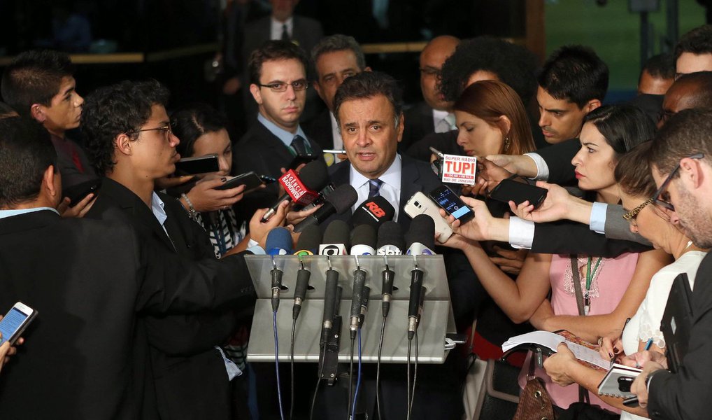 Alvo de cinco delações, o senador Aécio Neves (PSDB) disse nesta terça (15) que defende que tudo "seja apurado e investigado em profundidade"; "Não seremos nivelados a aqueles que ocuparam, que se apropriaram do Estado Nacional em benefício de um projeto de poder e em benefício próprio. Sou o maior interessado em que tudo isso seja esclarecido, pois isso será um atestado de idoneidade que receberei, ou mais um", afirmou (Foto: Valter Lima) Alvo de cinco delações, o senador Aécio Neves (PSDB) disse nesta terça (15) que defende que tudo "seja apurado e investigado em profundidade"; "Não seremos nivelados a aqueles que ocuparam, que se apropriaram do Estado Nacional em benefício de um projeto de poder e em benefício próprio. Sou o maior interessado em que tudo isso seja esclarecido, pois isso será um atestado de idoneidade que receberei, ou mais um", afirmou