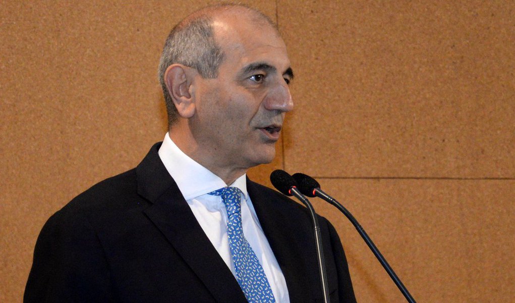 Médico Raul Cutait negou que tivesse tido qualquer conversa com Michel Temer, mas disse que o vice-presidente está informado dessa sua posição sobre ser ministro da Saúde; segundo o colunista José Bastos Moreno, Cutait alega que a família, e ele próprio também, não querem que interrompa suas atividades em São Paulo (Foto: Roberta Namour) Médico Raul Cutait negou que tivesse tido qualquer conversa com Michel Temer, mas disse que o vice-presidente está informado dessa sua posição sobre ser ministro da Saúde; segundo o colunista José Bastos Moreno, Cutait alega que a família, e ele próprio também, não querem que interrompa suas atividades em São Paulo
