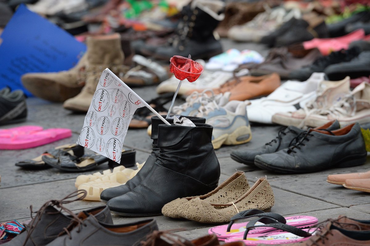Chinelos de criança, botas repletas de flores, tênis acompanhados de palavras em defesa do planeta são alguns dos milhares de sapatos que cobrem a praça parisiense de onde sairia uma marcha pelo clima, que foi cancelada devido aos recentes atentados na capital francesa (Foto: Leonardo Attuch) Chinelos de criança, botas repletas de flores, tênis acompanhados de palavras em defesa do planeta são alguns dos milhares de sapatos que cobrem a praça parisiense de onde sairia uma marcha pelo clima, que foi cancelada devido aos recentes atentados na capital francesa