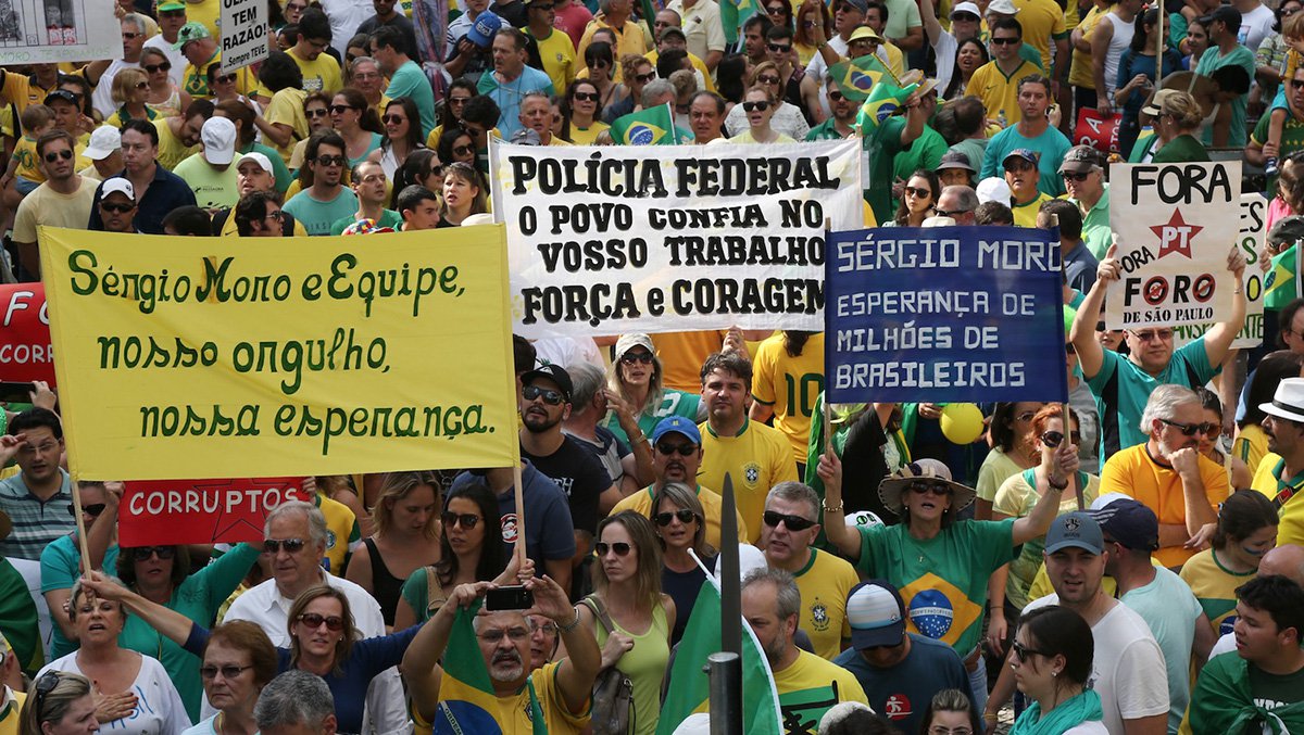 Fascistas alistados pelo perfil “Direita Curitiba”, no Facebook, convocam militantes para enfrentamento às 19 horas desta terça-feira, na Faculdade de Direito da UFPR, onde ocorrerá um ato nacional em defesa da democracia e contra o golpe no país; “VOCÊ Está convocado! Leve apitos, faixas e bandeiras! Quem estes medíocres pensam que são para atacar a honra de Sergio Moro bem aqui na República de Curitiba?”, diz trecho da publicação (Foto: Gisele Federicce) Fascistas alistados pelo perfil “Direita Curitiba”, no Facebook, convocam militantes para enfrentamento às 19 horas desta terça-feira, na Faculdade de Direito da UFPR, onde ocorrerá um ato nacional em defesa da democracia e contra o golpe no país; “VOCÊ Está convocado! Leve apitos, faixas e bandeiras! Quem estes medíocres pensam que são para atacar a honra de Sergio Moro bem aqui na República de Curitiba?”, diz trecho da publicação