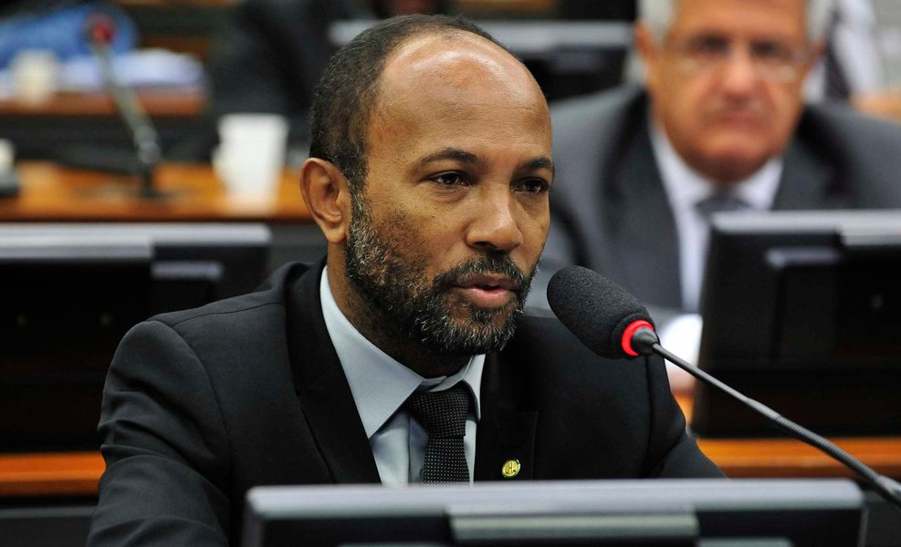 Membro da comissão especial que avalia o processo de impeachment contra a presidente Dilma Rousseff, o deputado baiano Bebeto Galvão diz que seu partido, o PSB, ainda não decidiu sua posição diante da tentativa de golpe; "Foi estabelecida uma disputa interna no plenário, prevista regimentalmente, entre duas chapas, para a criação da comissão. E pelas circunstâncias eleitorais, naquele momento, o PSB decidiu coletivamente se inscrever na chamada chapa alternativa, que venceu o pleito. Afirmo veementemente que essa inscrição não significou um compromisso político antecipado de votar a favor ou contra o impeachment", diz o socialista (Foto: Romulo Faro) Membro da comissão especial que avalia o processo de impeachment contra a presidente Dilma Rousseff, o deputado baiano Bebeto Galvão diz que seu partido, o PSB, ainda não decidiu sua posição diante da tentativa de golpe; "Foi estabelecida uma disputa interna no plenário, prevista regimentalmente, entre duas chapas, para a criação da comissão. E pelas circunstâncias eleitorais, naquele momento, o PSB decidiu coletivamente se inscrever na chamada chapa alternativa, que venceu o pleito. Afirmo veementemente que essa inscrição não significou um compromisso político antecipado de votar a favor ou contra o impeachment", diz o socialista