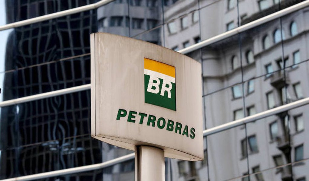 Em dois anos, a Petrobras e suas subsidiárias demitiram 169,7 mil pessoas, o que representa 61% da equipe atual; em dezembro de 2013, eram 446,3 mil pessoas –de cada 10 trabalhadores empregados antes da Lava Jato, 4 foram dispensados; atualmente, a Petrobras está hoje com um efetivo semelhante ao de 2007 (Foto: Roberta Namour) Em dois anos, a Petrobras e suas subsidiárias demitiram 169,7 mil pessoas, o que representa 61% da equipe atual; em dezembro de 2013, eram 446,3 mil pessoas –de cada 10 trabalhadores empregados antes da Lava Jato, 4 foram dispensados; atualmente, a Petrobras está hoje com um efetivo semelhante ao de 2007