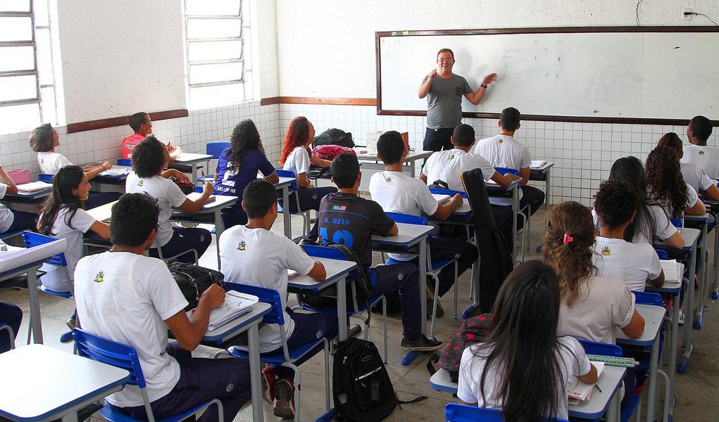 Os professores do Sistema Estadual de Ensino do Maranhão, com licenciatura plena, recebem a segunda melhor remuneração entre as redes estaduais do país, para um regime de trabalho de 40 horas semanais; com valor de R$ 4.985,44, o estado perde apenas para o Distrito Federal, segundo dados apontados na Tabela de Salários do Magistério da Educação Básica, divulgada pela Confederação Nacional dos Trabalhadores em Educação (CNTE) (Foto: Leonardo Lucena) Os professores do Sistema Estadual de Ensino do Maranhão, com licenciatura plena, recebem a segunda melhor remuneração entre as redes estaduais do país, para um regime de trabalho de 40 horas semanais; com valor de R$ 4.985,44, o estado perde apenas para o Distrito Federal, segundo dados apontados na Tabela de Salários do Magistério da Educação Básica, divulgada pela Confederação Nacional dos Trabalhadores em Educação (CNTE)