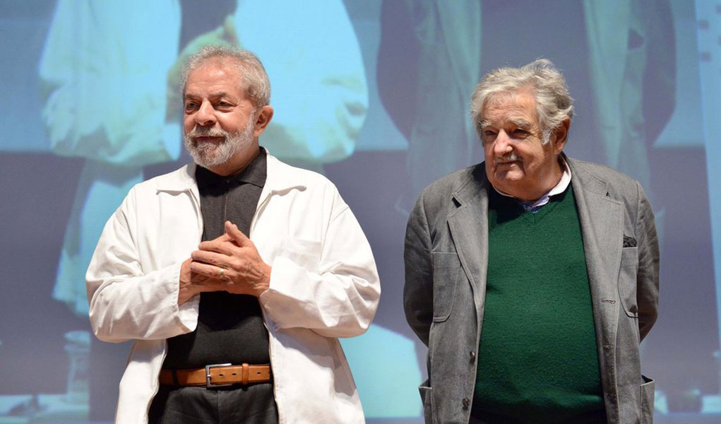 Em entrevista à revista La Garganta Poderosa, senador e ex-presidente uruguaio Pepe Mujica criticou o golp no Brasil: “Há interesses muito grandes para evitar que Lula siga sua carreira política. Estão querendo destruir o Brasil, seu setor produtivo e o Partido dos Trabalhadores. Temos que ser solidários e evitar que venha abaixo sua democracia”; ele afirmou ainda que tem confiança no povo brasileiro e manifestou solidariedade diante dos ataques sofridos pelo líder petista, que considera um amigo (Foto: Roberta Namour) Em entrevista à revista La Garganta Poderosa, senador e ex-presidente uruguaio Pepe Mujica criticou o golp no Brasil: “Há interesses muito grandes para evitar que Lula siga sua carreira política. Estão querendo destruir o Brasil, seu setor produtivo e o Partido dos Trabalhadores. Temos que ser solidários e evitar que venha abaixo sua democracia”; ele afirmou ainda que tem confiança no povo brasileiro e manifestou solidariedade diante dos ataques sofridos pelo líder petista, que considera um amigo
