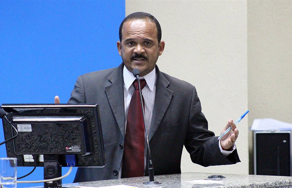 O Tribunal de Justiça da Bahia concedeu habeas corpus ao líder da oposição na Câmara Municipal de Camaçari, vereador Antônio Elinaldo (DEM), que foi preso na manhã de quinta-feira (10) sob acusação de organizar o 'jogo do bicho' na cidade; o democrata foi solto ainda na noite de ontem; a juíza Eduarda de Lima Vidal afirmou em sua decisão que Elinaldo "é réu primário e possuidor de bons antecedentes, o que leva a crer que não traz perigo à ordem pública" (Foto: Romulo Faro) O Tribunal de Justiça da Bahia concedeu habeas corpus ao líder da oposição na Câmara Municipal de Camaçari, vereador Antônio Elinaldo (DEM), que foi preso na manhã de quinta-feira (10) sob acusação de organizar o 'jogo do bicho' na cidade; o democrata foi solto ainda na noite de ontem; a juíza Eduarda de Lima Vidal afirmou em sua decisão que Elinaldo "é réu primário e possuidor de bons antecedentes, o que leva a crer que não traz perigo à ordem pública"