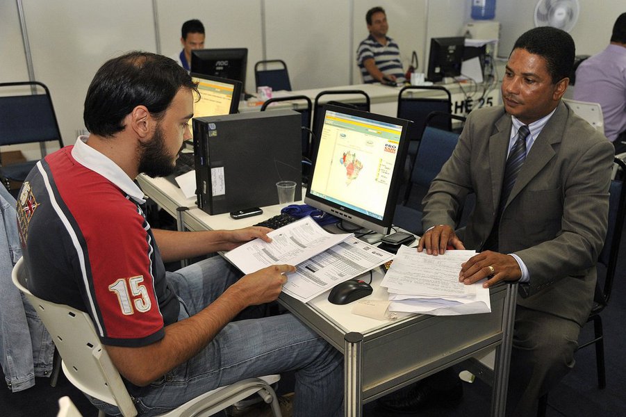 Total arrecadado é de R$ 12,5 milhões; dados foram divulgados pelo Núcleo Permanente de Métodos Consensuais de Solução de Conflitos do Tribunal de Justiça do Estado de Goiás (TJGO); público pode procurar o Shopping Estação Goiânia para resolver débitos com a Saneago, Perfeitura de Goiânia, Sefaz, Procon e para consultas no sistema do Serasa e Câmara dos Dirigentes Lojistas (CDL); "O grande número de casos resolvidos se deve também à participação do município de Goiânia e o Estado, que com o apoio do TJGO, celebraram convênios e acordos para que pagamentos de tributos que se encontram atrasados", afirma o juiz Sandro Cássio de Melo Fagundes (Foto: Realle Palazzo-Martini) Total arrecadado é de R$ 12,5 milhões; dados foram divulgados pelo Núcleo Permanente de Métodos Consensuais de Solução de Conflitos do Tribunal de Justiça do Estado de Goiás (TJGO); público pode procurar o Shopping Estação Goiânia para resolver débitos com a Saneago, Perfeitura de Goiânia, Sefaz, Procon e para consultas no sistema do Serasa e Câmara dos Dirigentes Lojistas (CDL); "O grande número de casos resolvidos se deve também à participação do município de Goiânia e o Estado, que com o apoio do TJGO, celebraram convênios e acordos para que pagamentos de tributos que se encontram atrasados", afirma o juiz Sandro Cássio de Melo Fagundes