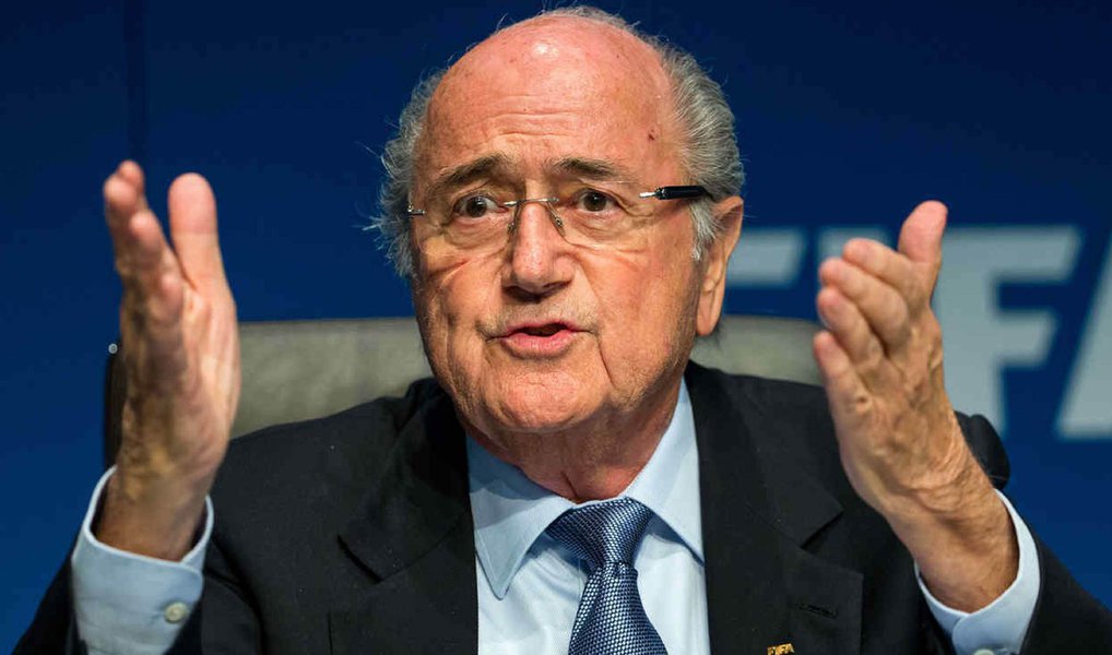 O presidente suspenso da Fifa, Joseph Blatter, voltou a declarar sua inocência no escândalo de corrupção que abala a entidade responsável pelo futebol mundial, enquanto se prepara para testemunhar perante o comitê de ética da entidade nesta semana; "Lutarei pelos meus direitos e apresentarei minha visão das coisas ao... comitê com grande convicção e uma crença firme na justiça", disse o suíço ao jornal Blick; "Estou suspenso, mas não isolado, e de forma alguma mudo" (Foto: Leonardo Lucena) O presidente suspenso da Fifa, Joseph Blatter, voltou a declarar sua inocência no escândalo de corrupção que abala a entidade responsável pelo futebol mundial, enquanto se prepara para testemunhar perante o comitê de ética da entidade nesta semana; "Lutarei pelos meus direitos e apresentarei minha visão das coisas ao... comitê com grande convicção e uma crença firme na justiça", disse o suíço ao jornal Blick; "Estou suspenso, mas não isolado, e de forma alguma mudo"