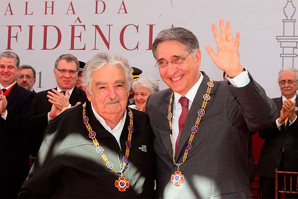 No último 21 de abril, data emblemática para a luta dos mineiros por liberdade e justiça, duas imagens simbolizaram o diferencial do Governo Pimentel: no palco, como homenageado, Pepe Mujica, símbolo maior da luta das classes populares na América Latina. Embaixo, em lugar de destaque entre os convidados, os movimentos sociais, que jamais haviam participado da celebração como protagonistas (Foto: Durval Ângelo) No último 21 de abril, data emblemática para a luta dos mineiros por liberdade e justiça, duas imagens simbolizaram o diferencial do Governo Pimentel: no palco, como homenageado, Pepe Mujica, símbolo maior da luta das classes populares na América Latina. Embaixo, em lugar de destaque entre os convidados, os movimentos sociais, que jamais haviam participado da celebração como protagonistas