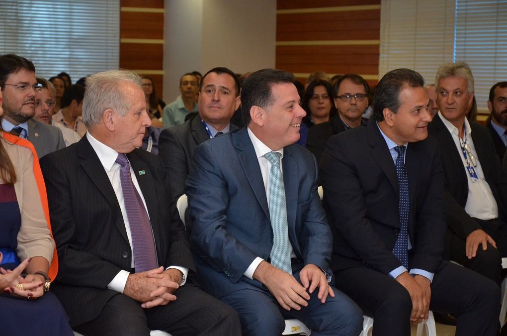 Governador esteve na sede do Sebrae e reforçou a vontade de ampliar parcerias com a entidade para aprimoramento da micro e pequena empresa em Goiás; “Estou visitando todas as secretarias e órgãos do governo estadual e em que pese o Sebrae não pertencer ao governo estadual, é um grande parceiro, talvez o maior parceiro que o Estado tem”; “É uma instituição extremamente importante, de alta credibilidade aqui no Estado. Então, eu venho hoje para conhecer mais de perto toda a diretoria e funcionários, e, ao mesmo tempo, avançar nas parcerias que nós temos com o Sebrae” (Foto: José Barbacena) Governador esteve na sede do Sebrae e reforçou a vontade de ampliar parcerias com a entidade para aprimoramento da micro e pequena empresa em Goiás; “Estou visitando todas as secretarias e órgãos do governo estadual e em que pese o Sebrae não pertencer ao governo estadual, é um grande parceiro, talvez o maior parceiro que o Estado tem”; “É uma instituição extremamente importante, de alta credibilidade aqui no Estado. Então, eu venho hoje para conhecer mais de perto toda a diretoria e funcionários, e, ao mesmo tempo, avançar nas parcerias que nós temos com o Sebrae”
