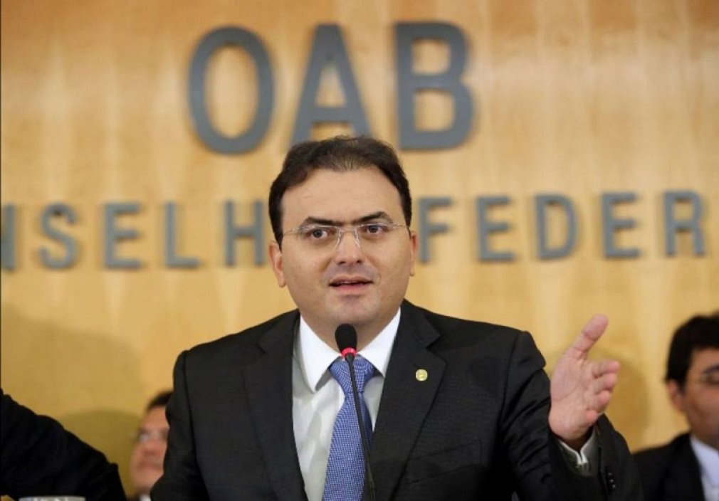 Conselho Federal da OAB lançou manifesto contra criação e aumento de tributos pelo governo federal; no texto, entidades também cobram o cumprimento dos compromissos assumidos pela presidente Dilma; assinam o manifesto a CNI, a CNS, a CNT e a CNDL; "Está na hora de o Estado usar com eficiência os recursos que arrecada e não criar ou aumentar tributos. A OAB se coloca contra esse tipo de ação por parte do governo da presidente Dilma”, diz o presidente nacional da OAB, Marcus Vinicius Furtado Coêlho (Foto: José Barbacena) Conselho Federal da OAB lançou manifesto contra criação e aumento de tributos pelo governo federal; no texto, entidades também cobram o cumprimento dos compromissos assumidos pela presidente Dilma; assinam o manifesto a CNI, a CNS, a CNT e a CNDL; "Está na hora de o Estado usar com eficiência os recursos que arrecada e não criar ou aumentar tributos. A OAB se coloca contra esse tipo de ação por parte do governo da presidente Dilma”, diz o presidente nacional da OAB, Marcus Vinicius Furtado Coêlho