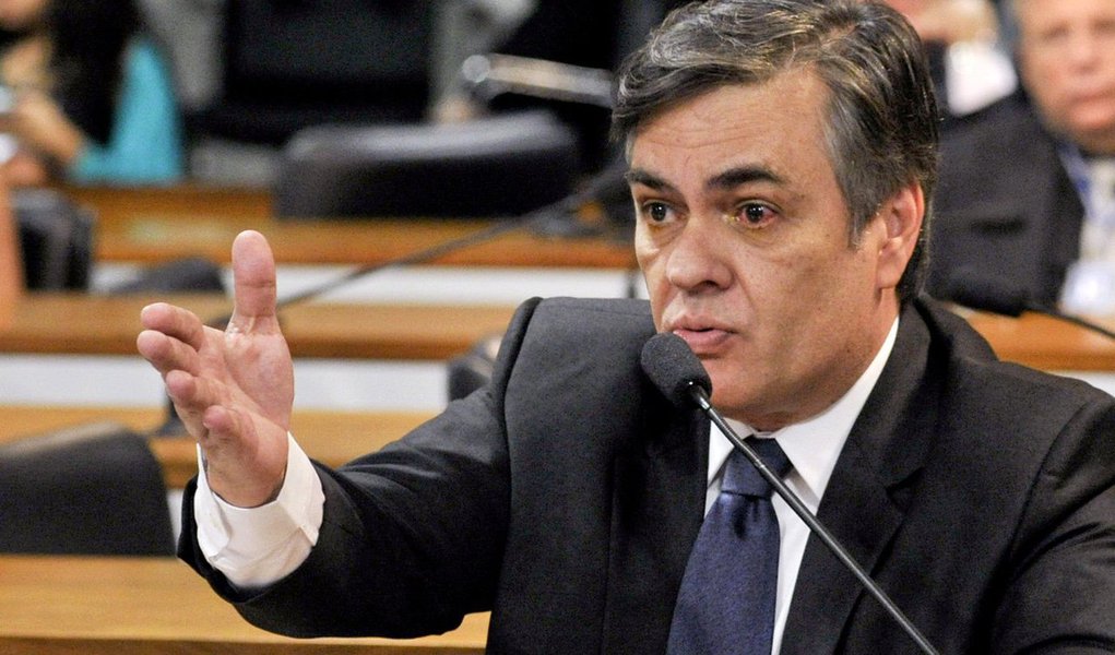Líder tucano no Senado, Cássio Cunha Lima afirmou que “a conversa do Michel Temer com o PSDB não pode ser na base da cooptação individual, o partido não aceitará”, em referência à aproximação do vice com o senador José Serra; “Admitimos construir um relacionamento institucional, respeitoso e programático. Isso independe de cargos”, disse, em entrevista ao blog do Josias (Foto: Roberta Namour) Líder tucano no Senado, Cássio Cunha Lima afirmou que “a conversa do Michel Temer com o PSDB não pode ser na base da cooptação individual, o partido não aceitará”, em referência à aproximação do vice com o senador José Serra; “Admitimos construir um relacionamento institucional, respeitoso e programático. Isso independe de cargos”, disse, em entrevista ao blog do Josias