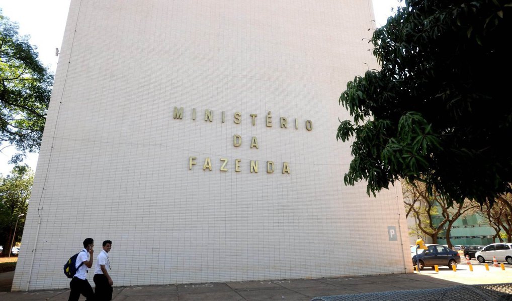 Depois de três meses de discussões, o Ministério da Fazenda e os governadores fecharam um acordo para renegociar a dívida dos estados com a União; até o início da próxima semana, o governo federal enviará ao Congresso um projeto de lei complementar para alterar a Lei de Responsabilidade Fiscal e permitir o refinanciamento; pelo acordo, os governos locais poderão alongar a dívida com a União em 20 anos e as dívidas com o Banco Nacional de Desenvolvimento Econômico e Social (BNDES) em dez anos (Foto: Valter Lima) Depois de três meses de discussões, o Ministério da Fazenda e os governadores fecharam um acordo para renegociar a dívida dos estados com a União; até o início da próxima semana, o governo federal enviará ao Congresso um projeto de lei complementar para alterar a Lei de Responsabilidade Fiscal e permitir o refinanciamento; pelo acordo, os governos locais poderão alongar a dívida com a União em 20 anos e as dívidas com o Banco Nacional de Desenvolvimento Econômico e Social (BNDES) em dez anos