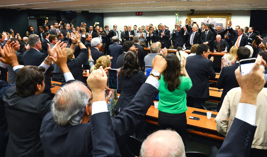 Líderes do PMDB consideram o dia 12 de abril como data limite para a entrega dos cargos do partido no governo, inclusive os sete ministérios; “Existe uma discussão sobre dar um prazo, acho até que é uma coisa razoável, ministro não pode sair batendo portas deixando assuntos importantes do ponto de vista do interesse público nacional por resolver”, disse o presidente da Fundação Ulisses Guimarães, Moreira Franco; mesmo com o rompimento, os líderes do PMDB disseram que o partido não será oposição, mas que vai adotar uma postura de independência; “Nós seremos independentes. O que for de interesse do governo e importante para o Brasil nós iremos votar”, disse o senador Romero Jucá, vice-presidente do PMDB (Foto: Valter Lima) Líderes do PMDB consideram o dia 12 de abril como data limite para a entrega dos cargos do partido no governo, inclusive os sete ministérios; “Existe uma discussão sobre dar um prazo, acho até que é uma coisa razoável, ministro não pode sair batendo portas deixando assuntos importantes do ponto de vista do interesse público nacional por resolver”, disse o presidente da Fundação Ulisses Guimarães, Moreira Franco; mesmo com o rompimento, os líderes do PMDB disseram que o partido não será oposição, mas que vai adotar uma postura de independência; “Nós seremos independentes. O que for de interesse do governo e importante para o Brasil nós iremos votar”, disse o senador Romero Jucá, vice-presidente do PMDB