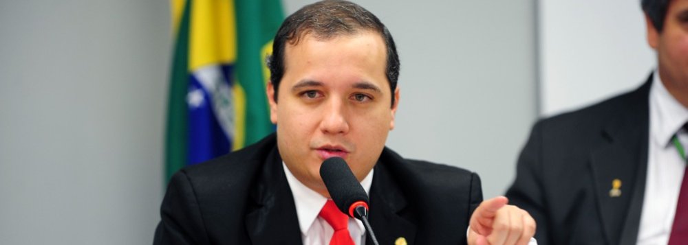 O deputado federal Valadares Filho, pré-candidato a prefeito de Aracaju pelo PSB, descartou ontem a possibilidade de uma aliança com o PT com vistas à disputa eleitoral na capital neste ano; ele disse nutrir admiração pela ex-primeira-dama Eliane Aquino, nome da sigla petista para composição de chapa, mas ressaltou que há “dificuldades” para que ela seja sua vice (Foto: Valter Lima) O deputado federal Valadares Filho, pré-candidato a prefeito de Aracaju pelo PSB, descartou ontem a possibilidade de uma aliança com o PT com vistas à disputa eleitoral na capital neste ano; ele disse nutrir admiração pela ex-primeira-dama Eliane Aquino, nome da sigla petista para composição de chapa, mas ressaltou que há “dificuldades” para que ela seja sua vice