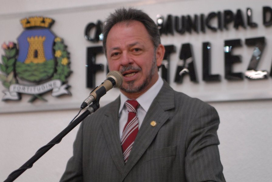 Na próxima segunda-feira (9/4), haverá audiência pública na Câmara Municipal, para discutir a proposta do prefeito Roberto Cláudio que modifica a legislação sobre licenciamento para instalação de antenas em Fortaleza. O objetivo da audência, segundo o vereador Acrísio Sena, é entender o porquê das mudanças, que abrangem suportes de recepção de rádio, televisão, telefonia e telecomunicações em geral (Foto: Fatima 247) Na próxima segunda-feira (9/4), haverá audiência pública na Câmara Municipal, para discutir a proposta do prefeito Roberto Cláudio que modifica a legislação sobre licenciamento para instalação de antenas em Fortaleza. O objetivo da audência, segundo o vereador Acrísio Sena, é entender o porquê das mudanças, que abrangem suportes de recepção de rádio, televisão, telefonia e telecomunicações em geral