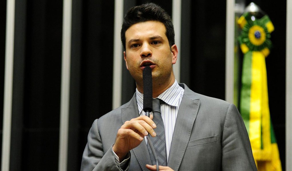 Segundo o colunista Gerson Camarotti, números apresentados por líderes de partidos aliados à presidente Dilma Rousseff aponta uma margem de mais de 80 votos acima do mínimo necessário para barra o processo de impeachment na Câmara; Palácio do Planalto, entretanto, só contabiliza de forma segura 50 votos acima dos 171 deputados; para aumentar a margem, já está sendo intensificada a relação com a base aliada; medida incluiria negociação com o líder do PMDB, deputado Leonardo Picciani (RJ), para entregar a Secretaria de Aviação Civil à bancada, após o pedido de demissão de Eliseu Padilha (Foto: Aquiles Lins) Segundo o colunista Gerson Camarotti, números apresentados por líderes de partidos aliados à presidente Dilma Rousseff aponta uma margem de mais de 80 votos acima do mínimo necessário para barra o processo de impeachment na Câmara; Palácio do Planalto, entretanto, só contabiliza de forma segura 50 votos acima dos 171 deputados; para aumentar a margem, já está sendo intensificada a relação com a base aliada; medida incluiria negociação com o líder do PMDB, deputado Leonardo Picciani (RJ), para entregar a Secretaria de Aviação Civil à bancada, após o pedido de demissão de Eliseu Padilha