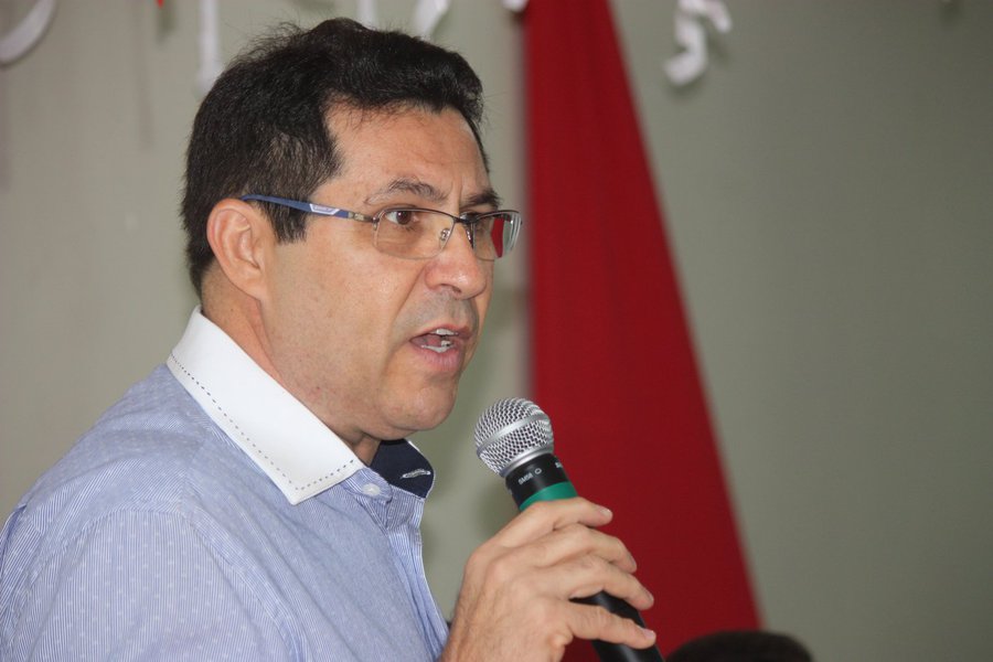 O presidente do PT Ceará, Francisco de Assis Diniz, disse que a reunião tem que discutir a agenda positiva do partido e não pode ficar paralisado a cada crise política. "O partido não pode ficar paralisado a cada crise e há todo um legado a defender" (Foto: Fatima 247) O presidente do PT Ceará, Francisco de Assis Diniz, disse que a reunião tem que discutir a agenda positiva do partido e não pode ficar paralisado a cada crise política. "O partido não pode ficar paralisado a cada crise e há todo um legado a defender"
