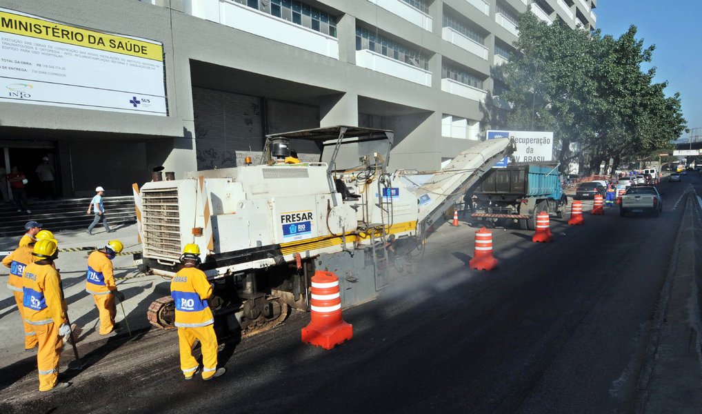 A Prefeitura do Rio, por meio da Secretaria Municipal de Conservação e Serviços Públicos, iniciou o programa de recuperação do asfalto da cidade; também batizada de Asfalto Liso, a operação contemplará fresagem, recapeamento e sinalização horizontal em 31 vias de grande circulação de veículos e espalhadas pelos mais diversos pontos do Rio; segundo o executivo municipal, serão investidos R$ 110 milhões aproximadamente; os primeiros serviços foram iniciados na última semana de março, como é o caso da Avenida das Américas e Avenida do Pepê; a previsão é de que todas as vias serão concluídas até junho de 2016 (Foto: Leonardo Lucena) A Prefeitura do Rio, por meio da Secretaria Municipal de Conservação e Serviços Públicos, iniciou o programa de recuperação do asfalto da cidade; também batizada de Asfalto Liso, a operação contemplará fresagem, recapeamento e sinalização horizontal em 31 vias de grande circulação de veículos e espalhadas pelos mais diversos pontos do Rio; segundo o executivo municipal, serão investidos R$ 110 milhões aproximadamente; os primeiros serviços foram iniciados na última semana de março, como é o caso da Avenida das Américas e Avenida do Pepê; a previsão é de que todas as vias serão concluídas até junho de 2016