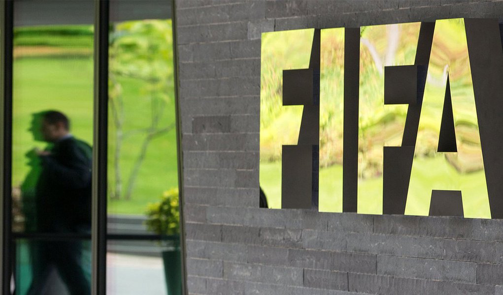 “Os dirigentes de alto nível da Fifa receberam alegadamente dinheiro em troca da venda de direitos de comercialização relacionados com torneios de futebol na América Latina, bem como dos jogos para as qualificações do Mundial”, disse o Ministério da Justiça da Suíça, em comunicado; ainda não foram divilgados os nomes dos detidos (Foto: Roberta Namour) “Os dirigentes de alto nível da Fifa receberam alegadamente dinheiro em troca da venda de direitos de comercialização relacionados com torneios de futebol na América Latina, bem como dos jogos para as qualificações do Mundial”, disse o Ministério da Justiça da Suíça, em comunicado; ainda não foram divilgados os nomes dos detidos