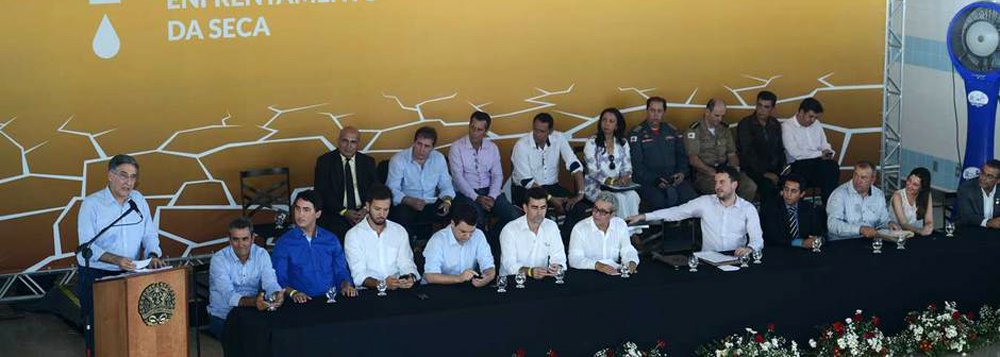 O governador de Minas Gerais, Fernando Pimentel, lançou em Januária, no Território Norte, o Plano de Urgência para Enfrentamento da Seca na região; serão investidos R$ 33 milhões, em diversas ações, para atender 69,3 mil famílias em 2.830 comunidades rurais nos 129 municípios da área de atuação da Secretaria de Estado de Desenvolvimento e Integração do Norte e Nordeste do Estado (Sedinor) que decretaram situação de emergência devido à estiagem; "São poços artesianos e caminhões-pipa para as associações de municípios fazerem aquele primeiro enfrentamento de forma desburocratizada", disse ele (Foto: Leonardo Lucena) O governador de Minas Gerais, Fernando Pimentel, lançou em Januária, no Território Norte, o Plano de Urgência para Enfrentamento da Seca na região; serão investidos R$ 33 milhões, em diversas ações, para atender 69,3 mil famílias em 2.830 comunidades rurais nos 129 municípios da área de atuação da Secretaria de Estado de Desenvolvimento e Integração do Norte e Nordeste do Estado (Sedinor) que decretaram situação de emergência devido à estiagem; "São poços artesianos e caminhões-pipa para as associações de municípios fazerem aquele primeiro enfrentamento de forma desburocratizada", disse ele