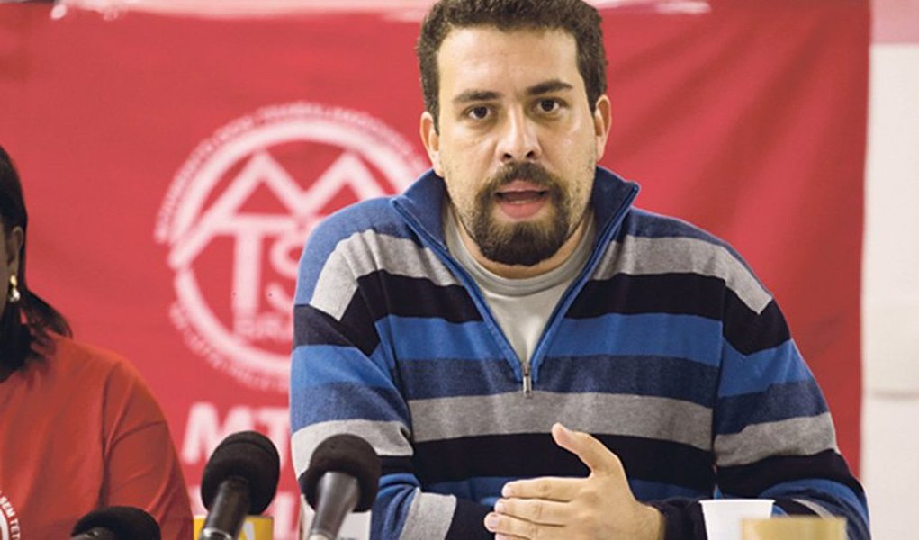 O coordenador do Movimento dos Trabalhadores Sem Teto (MTST), Guilherme Boulos, afirmou que o golpe contra a presidente Dilma não vai passar “porque o Brasil não quer um presidente biônico que tem 1% nas pesquisas de intenção de votos e quer ganhar a presidência da república com o atalho golpista”; “O golpe não vai passar, também, por que nós sabemos o que vem junto com a proposta desse golpe. Não queremos ataque aos direitos trabalhistas, não queremos fim dos programas sociais, não queremos a ponte para o passado, como eles querem estabelecer com o golpismo”, disse (Foto: Leonardo Lucena) O coordenador do Movimento dos Trabalhadores Sem Teto (MTST), Guilherme Boulos, afirmou que o golpe contra a presidente Dilma não vai passar “porque o Brasil não quer um presidente biônico que tem 1% nas pesquisas de intenção de votos e quer ganhar a presidência da república com o atalho golpista”; “O golpe não vai passar, também, por que nós sabemos o que vem junto com a proposta desse golpe. Não queremos ataque aos direitos trabalhistas, não queremos fim dos programas sociais, não queremos a ponte para o passado, como eles querem estabelecer com o golpismo”, disse