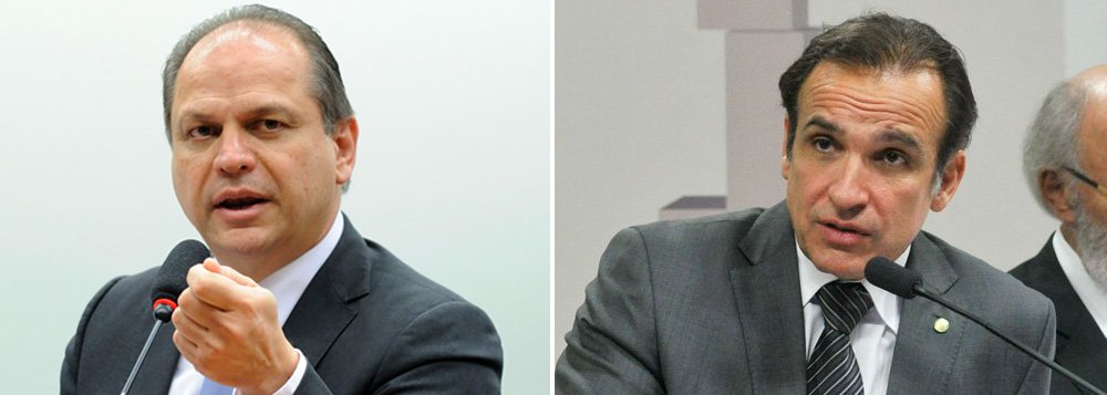 A presidenta Dilma Rousseff enviou ao Congresso Nacional mensagem pedindo que sejam desconsideradas as indicações dos deputados Ricardo Barros (PP-PR) e Hugo Leal (PSB-RJ) para as funções de vice-líderes do governo, eles faziam parte dos dez parlamentares escolhidos vice-líderes do governo em fevereiro de 2015 (Foto: Valter Lima) A presidenta Dilma Rousseff enviou ao Congresso Nacional mensagem pedindo que sejam desconsideradas as indicações dos deputados Ricardo Barros (PP-PR) e Hugo Leal (PSB-RJ) para as funções de vice-líderes do governo, eles faziam parte dos dez parlamentares escolhidos vice-líderes do governo em fevereiro de 2015