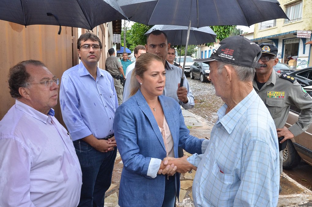 Primeira-dama esteve na cidade histórica e acompanhada de autoridades conferiu de perto os estragos causados pela chuva; Córrego Lavapés e o Rio das Almas transbordaram deixando 20 casas alagadas e atingindo cerca de 60 pessoas diretamente; Valéria Perillo, que também preside da OVG, anunciou que a Organização irá enviar cobertores, alimentos, além de leite integral, fraldas e enxovais de bebê; Agehab irá repassar Cheque Mais Moradia – Modalidade Reforma - para os moradores cujos imóveis necessitarem de reparos; cada família irá receber R$ 3 mil que devem ser usados para a compra de material de construção (Foto: José Barbacena) Primeira-dama esteve na cidade histórica e acompanhada de autoridades conferiu de perto os estragos causados pela chuva; Córrego Lavapés e o Rio das Almas transbordaram deixando 20 casas alagadas e atingindo cerca de 60 pessoas diretamente; Valéria Perillo, que também preside da OVG, anunciou que a Organização irá enviar cobertores, alimentos, além de leite integral, fraldas e enxovais de bebê; Agehab irá repassar Cheque Mais Moradia – Modalidade Reforma - para os moradores cujos imóveis necessitarem de reparos; cada família irá receber R$ 3 mil que devem ser usados para a compra de material de construção