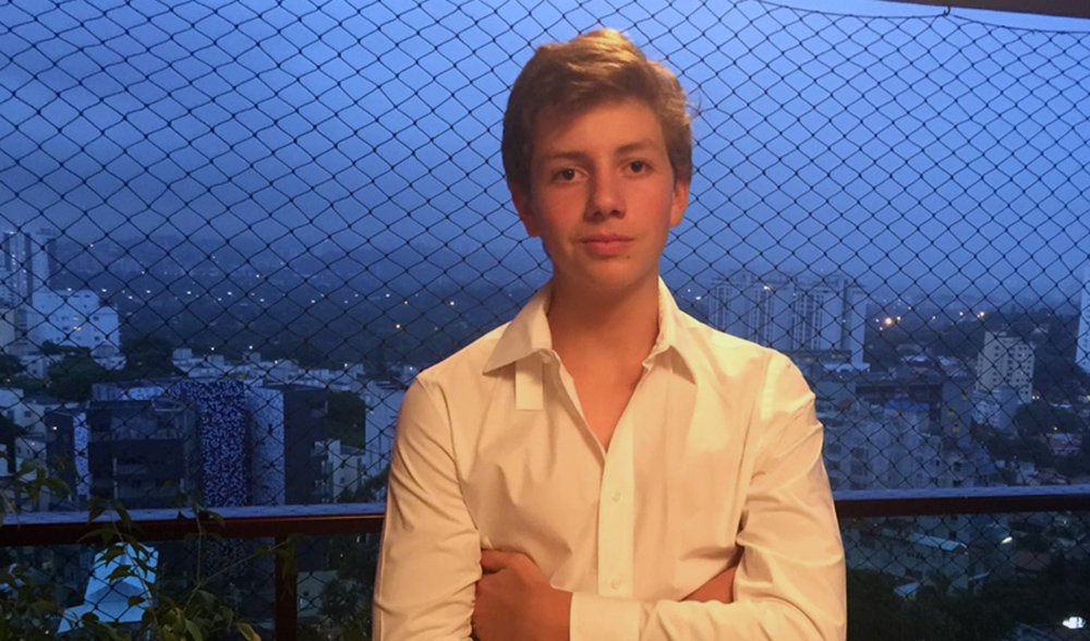 Tesouro Direto, Renda Fixa e Day Trade são termos ainda desconhecidos da maioria dos jovens brasileiros, mas não para o jovem Boris Sapocznik, de 16 anos, que desde os 11 anos já se interessava por investimento, época em que abriu sua primeira conta em banco; o garoto sempre gostou muito de matemática e neste período começou a olhar cotações, via qual empresa valia mais e percebeu que tinha muito interesse em aprender mais e entender principalmente como funcionava a compra e venda de ações; atualmente ele investe em Tesouro Direto, Renda Fixa, entre outros, mas sua verdadeira paixão é o Mercado de Ações; seu foco de atuação no mercado hoje é o Day Trade, ou seja, operações que começam e terminam no mesmo dia (Foto: Leonardo Lucena) Tesouro Direto, Renda Fixa e Day Trade são termos ainda desconhecidos da maioria dos jovens brasileiros, mas não para o jovem Boris Sapocznik, de 16 anos, que desde os 11 anos já se interessava por investimento, época em que abriu sua primeira conta em banco; o garoto sempre gostou muito de matemática e neste período começou a olhar cotações, via qual empresa valia mais e percebeu que tinha muito interesse em aprender mais e entender principalmente como funcionava a compra e venda de ações; atualmente ele investe em Tesouro Direto, Renda Fixa, entre outros, mas sua verdadeira paixão é o Mercado de Ações; seu foco de atuação no mercado hoje é o Day Trade, ou seja, operações que começam e terminam no mesmo dia