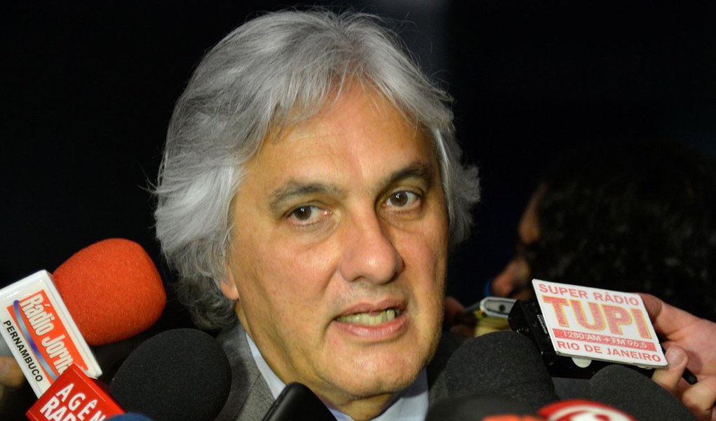 Líder do governo no Senado, preso pela PF, foi grampeado com autorização da Justiça logo após Bernardo Cerveró, filho do ex-diretor da Petrobras Nestor Cerveró, ter entregado à Procuradoria Geral da República uma gravação do seu encontro com o petista em um hotel de Brasília; segundo informa o jornalista Ricardo Noblat, não foi de Bernardo a iniciativa de acionar a PGR, e sim da PF; ele já havia, inclusive, recebido a primeira das 48 parcelas de R$ 50 mil que Delcídio lhe prometera em troca do silêncio do seu pai (Foto: Realle Palazzo-Martini) Líder do governo no Senado, preso pela PF, foi grampeado com autorização da Justiça logo após Bernardo Cerveró, filho do ex-diretor da Petrobras Nestor Cerveró, ter entregado à Procuradoria Geral da República uma gravação do seu encontro com o petista em um hotel de Brasília; segundo informa o jornalista Ricardo Noblat, não foi de Bernardo a iniciativa de acionar a PGR, e sim da PF; ele já havia, inclusive, recebido a primeira das 48 parcelas de R$ 50 mil que Delcídio lhe prometera em troca do silêncio do seu pai