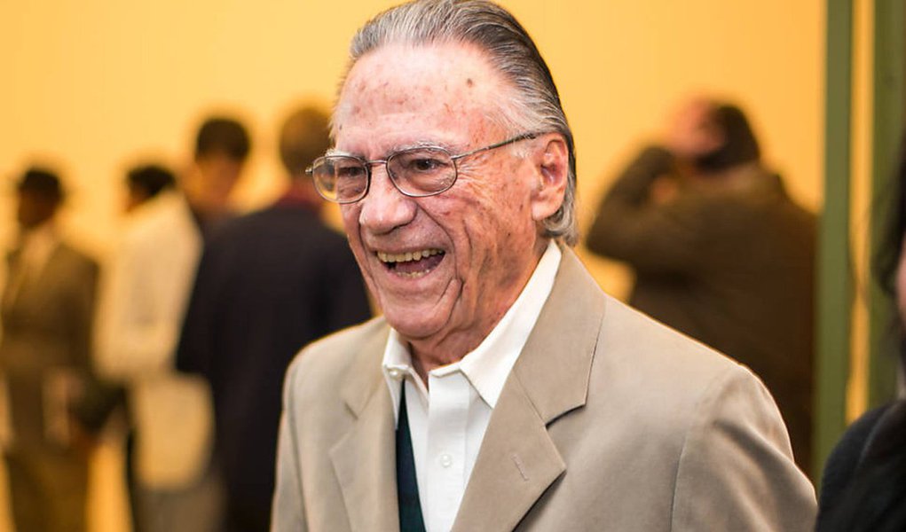 Em homenagem ao amigo, Tereza Cruvinel escreve, em seu blog no 247, que a morte de Carlos Lemos, na manhã desta segunda-feira 7, foi "uma perda para a profissão que anda tão desencontrada"; "Todos cresciam com Lemos porque ele não queria competir com ninguém. Não precisava disso. Pelo contrário, emprestava seu prestígio, seus relacionamentos e sua experiência, ao crescimento de cada repórter", lembra a jornalista (Foto: Tereza Cruvinel) Em homenagem ao amigo, Tereza Cruvinel escreve, em seu blog no 247, que a morte de Carlos Lemos, na manhã desta segunda-feira 7, foi "uma perda para a profissão que anda tão desencontrada"; "Todos cresciam com Lemos porque ele não queria competir com ninguém. Não precisava disso. Pelo contrário, emprestava seu prestígio, seus relacionamentos e sua experiência, ao crescimento de cada repórter", lembra a jornalista