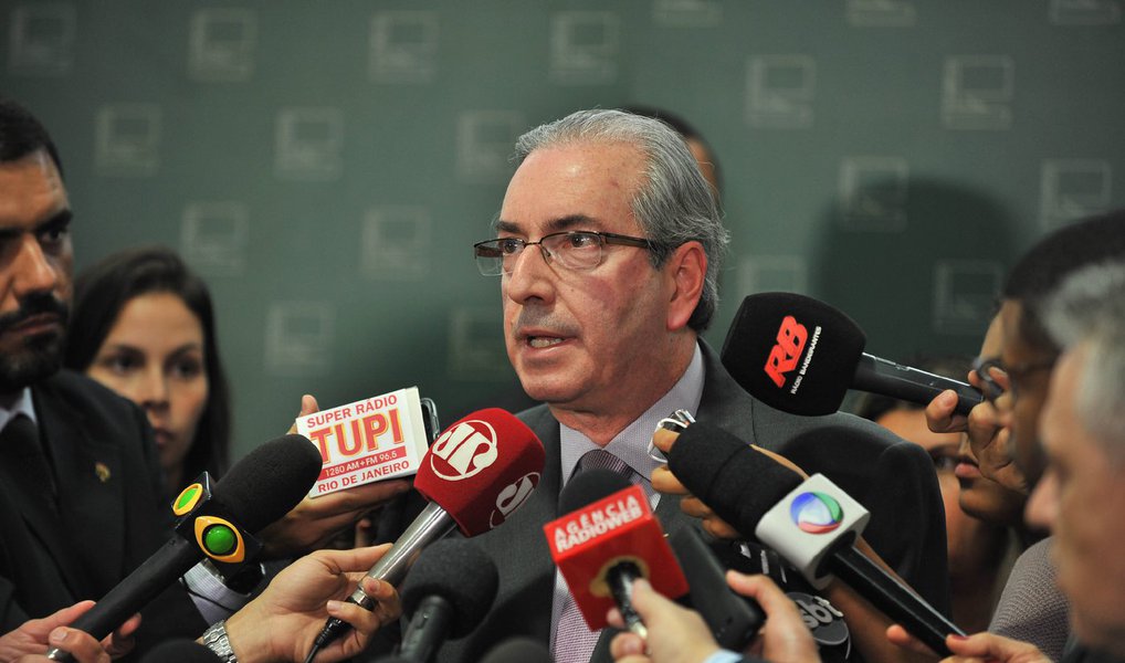 "Passei estudando bem o pedido principal e estou cobrando o parecer das assessorias para que eu possa formar o juízo. Obviamente que não conclui a leitura no fim de semana, mas fiz uma boa leitura deles. Tentarei ser o mais rápido possível, dentro do juízo da convicção. Vou ver se consigo fazê-lo no curso do mês de novembro", disse o presidente da Câmara, Eduardo Cunha (PMDB), nesta segunda (26) (Foto: Valter Lima) "Passei estudando bem o pedido principal e estou cobrando o parecer das assessorias para que eu possa formar o juízo. Obviamente que não conclui a leitura no fim de semana, mas fiz uma boa leitura deles. Tentarei ser o mais rápido possível, dentro do juízo da convicção. Vou ver se consigo fazê-lo no curso do mês de novembro", disse o presidente da Câmara, Eduardo Cunha (PMDB), nesta segunda (26)