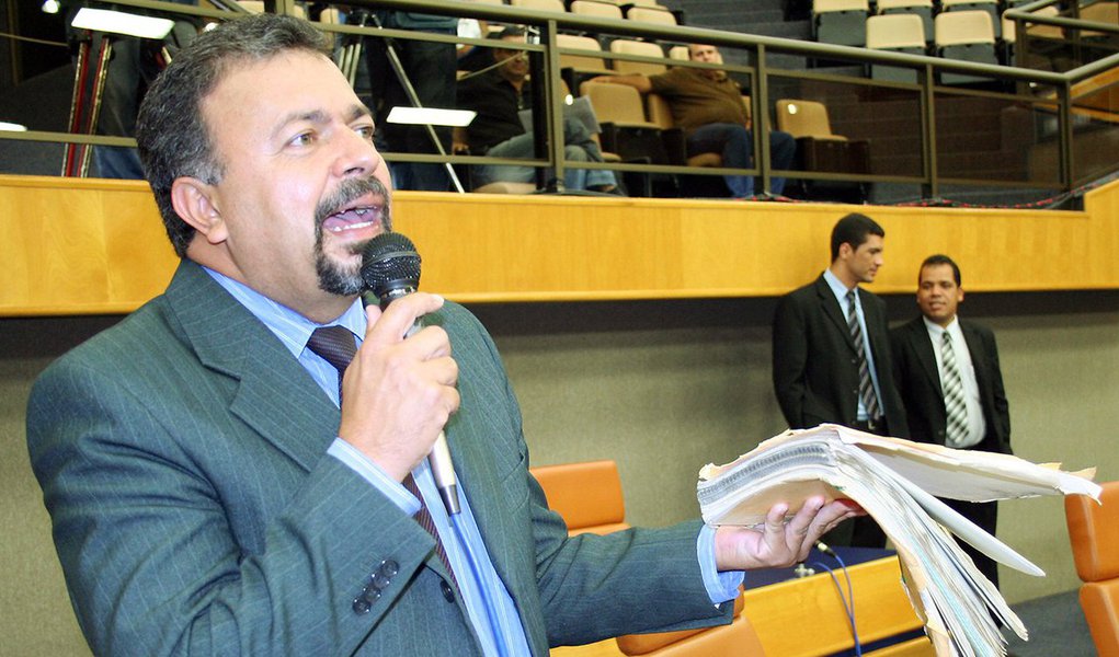 Cooperativa estaria comprando produtos para revender à Prefeitura de Goiânia com sobrepreço de até 50%; prejuízo para o município poderia passar de R$1,3 milhão; vereador vai repassar ao Ministério Público Federal, que já investiga denúncia feita no ano passado, documentos que indicariam a situação irregular envolvendo a Cooperativa Mista Agropecuária do Rio Doce (Cooparpa), da região de Jataí; a suspeita é de que, apesar de vencer o processo para fornecer alimentos à prefeitura, a entidade esteja comprando os produtos de terceiros; “Ou seja, ela estaria atuando como um atravessador, burlando a lei e vendendo ao Município a preços mais altos que os de mercado”, afirma Elias; caso se assemelha ao Merendão, esquema fraudulento atribuído a autoridades do governo de São Paulo (Foto: Realle Palazzo-Martini) www.brasil247.com - Cooperativa estaria comprando produtos para revender à Prefeitura de Goiânia com sobrepreço de até 50%; prejuízo para o município poderia passar de R$1,3 milhão; vereador vai repassar ao Ministério Público Federal, que já investiga denúncia feita no ano passado, documentos que indicariam a situação irregular envolvendo a Cooperativa Mista Agropecuária do Rio Doce (Cooparpa), da região de Jataí; a suspeita é de que, apesar de vencer o processo para fornecer alimentos à prefeitura, a entidade esteja comprando os produtos de terceiros; “Ou seja, ela estaria atuando como um atravessador, burlando a lei e vendendo ao Município a preços mais altos que os de mercado”, afirma Elias; caso se assemelha ao Merendão, esquema fraudulento atribuído a autoridades do governo de São Paulo