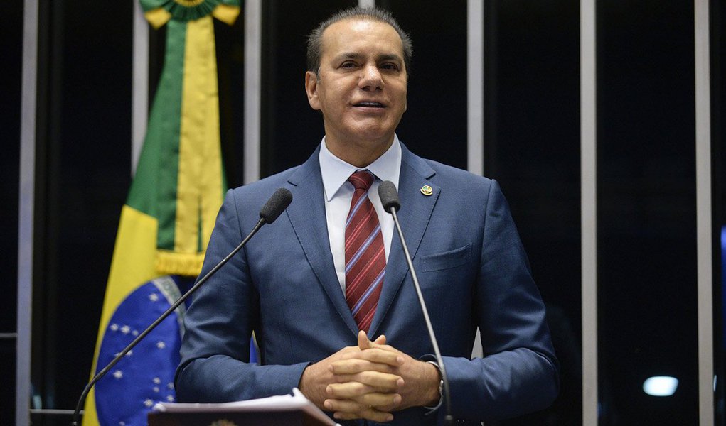 O senador Ataídes Oliveira (PSDB-TO) se manifestou mais uma vez sobre o andamento das ações movidas pelo partido que pedem a derrubada do pacotaço de impostos cobrados pelo governo do Tocantins desde janeiro; "O país está vivendo uma efervescência política em Brasília, mas acompanho com muita atenção o julgamento das ações que estão sendo julgadas no TJ do Tocantins para derrubada do pacotaço de impostos. É um tema que, como o desenrolar dos fatos aqui Brasília, influencia diretamente na vida do cidadão tocantinense", disse ele (Foto: Leonardo Lucena) O senador Ataídes Oliveira (PSDB-TO) se manifestou mais uma vez sobre o andamento das ações movidas pelo partido que pedem a derrubada do pacotaço de impostos cobrados pelo governo do Tocantins desde janeiro; "O país está vivendo uma efervescência política em Brasília, mas acompanho com muita atenção o julgamento das ações que estão sendo julgadas no TJ do Tocantins para derrubada do pacotaço de impostos. É um tema que, como o desenrolar dos fatos aqui Brasília, influencia diretamente na vida do cidadão tocantinense", disse ele
