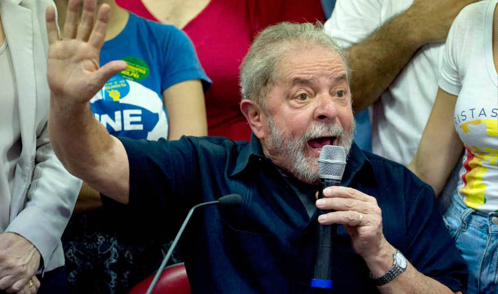 No depoimento prestado à PF no dia 4, no Aeroporto de Congonhas, quando foi objeto de uma condução coercitiva, o ex-presidente Lula repetiu o que seus advogados já vinham divulgando; “Eu acho que eu estou participando do caso mais complicado da história jurídica do Brasil, porque tenho um apartamento que não é meu, eu não paguei, estou querendo receber o dinheiro que eu paguei, um procurador disse que é meu, a revista Veja diz que é meu, a Folha diz que é meu, a Polícia Federal inventa a história do triplex que foi uma sacanagem homérica, inventa história de triplex, inventa a história de uma offshore do Panamá que veio pra cá, que tinha vendido o prédio, toda uma história pra tentar me ligar à Lava Jato”, disse (Foto: Valter Lima) No depoimento prestado à PF no dia 4, no Aeroporto de Congonhas, quando foi objeto de uma condução coercitiva, o ex-presidente Lula repetiu o que seus advogados já vinham divulgando; “Eu acho que eu estou participando do caso mais complicado da história jurídica do Brasil, porque tenho um apartamento que não é meu, eu não paguei, estou querendo receber o dinheiro que eu paguei, um procurador disse que é meu, a revista Veja diz que é meu, a Folha diz que é meu, a Polícia Federal inventa a história do triplex que foi uma sacanagem homérica, inventa história de triplex, inventa a história de uma offshore do Panamá que veio pra cá, que tinha vendido o prédio, toda uma história pra tentar me ligar à Lava Jato”, disse